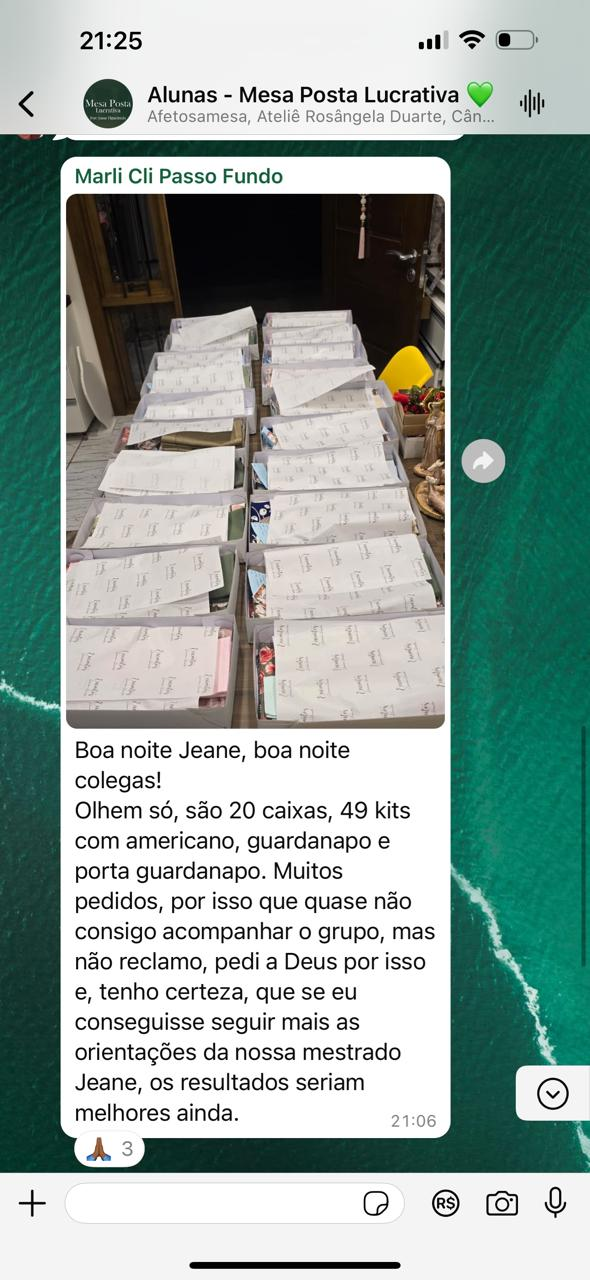 Aluna Marli mostrando 20 caixas com 49 kits produzidos